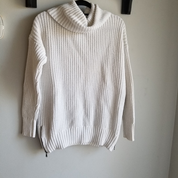 š§„AMERICAN EAGLE OFF WHITE SWEATER
